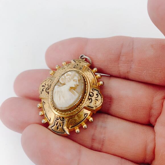 Antique Victorian Gold-Plated Shell Cameo Locket Pendant - 1880-1910 Vintage - Picture 2 of 10